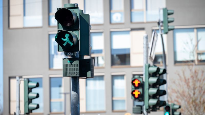 Das DLR hat im Projekt LTSA+ eine Ampelsteuerung entwickelt, die Menschen zu Fuß erkennt und bei der Schaltung berücksichtigt.(Bild:   DLR / Regina Sablotny)