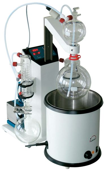 Abb.1: Das neue Destillationssystem Ilmdest+, bestehend aus einer Hold-Back-Pumpe, einem Wasserbad und der Vorlage. Das System arbeitet vollautomatisch, und es wird kein Rotationsverdampfer mehr benötigt. (Archiv: Vogel Business Media)