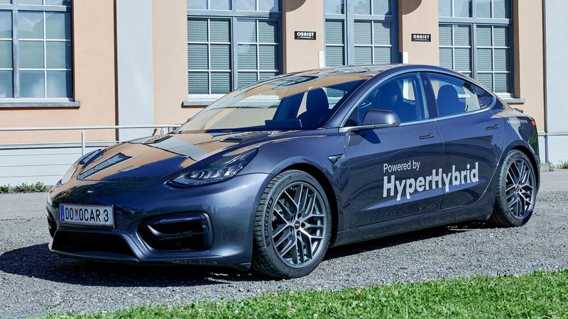 „Hyper Hybrid“ heißt ein von Obrist umgebauter Tesla Model 3, der einen E-Antrieb mit einem Verbrennungsmotor kombiniert.