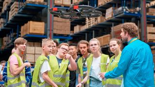 Jung und Alt können am Tag der Logistik vielfältige Logistiktätigkeiten hautnah erleben. (Bild: Tag der Logistik)