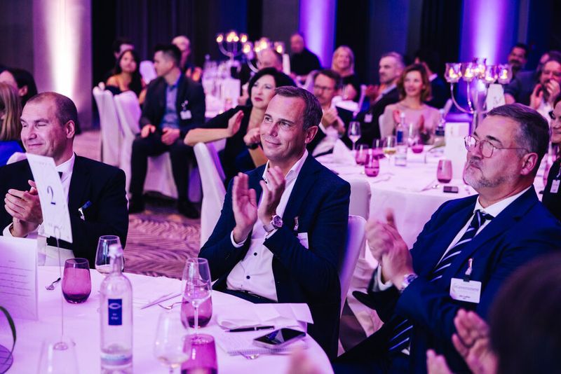 Nun sollte es aber zum eigentlichen Höhepunkt kommen, schließlich sind die eGovernment Awards eine Ehrenbekundung an die IT- und Service-Anbieter. (Bild: © Offenblende/Christoph Wehrer )