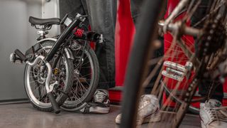 Klappbare Fahrräder lassen sich meist problemlos in einer Ecke oder in den Gepäckbereichen abstellen. (Bild: Brompton)