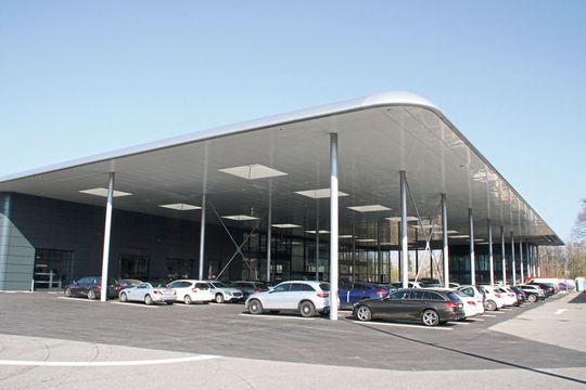 Kestenholz ist der erste Mercedes-Benz-Betrieb (Pkw), der in der Schweiz nach der neuen Markenarchitektur der Daimler AG gestaltet wurde. Markantes Merkmal ist das Dach in Form eines umgedrehten Tablets. (Bild:  Faust/»kfz-betrieb«)