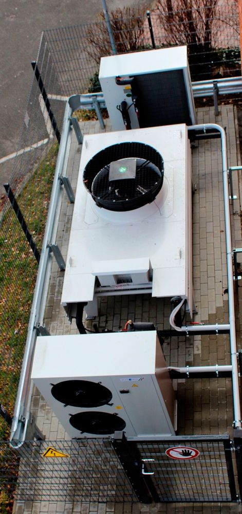 Wärmetauscher sind ebenerdig im Schatten des Gebäudes platziert.(Foto:  Netzlink)