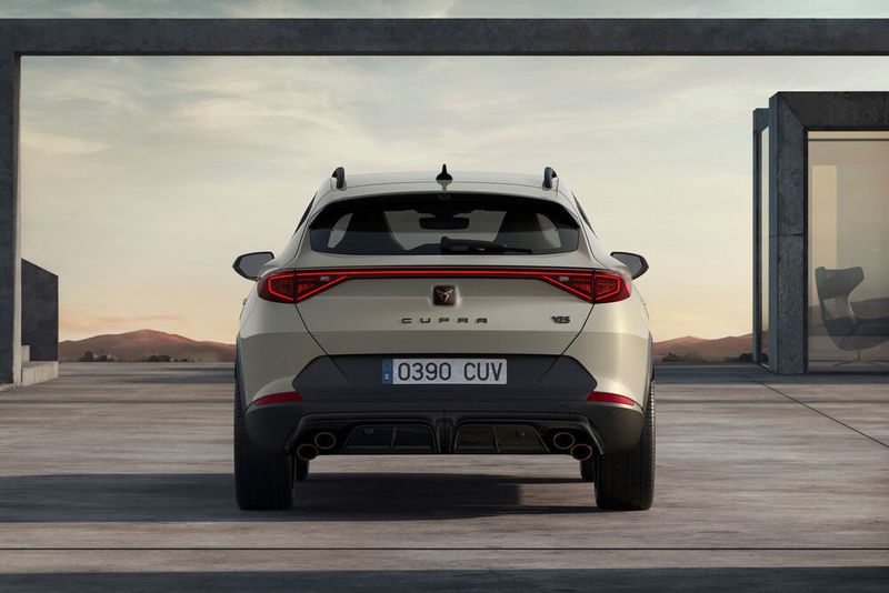 Wie andere Formentor-Varianten bietet auch der VZ5 ein durchgehendes Rückleuchtenband. (Bild: Cupra)