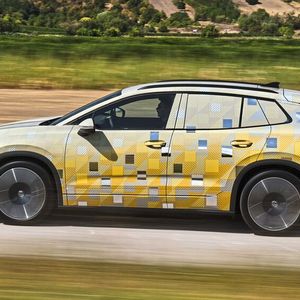 Volkswagen verfolgt seit Längerem die Strategie, etablierte Modellnamen aus der Verbrennerwelt in die Sphäre der E-Autos zu übertragen. Dies geschieht nun mit dem ID Tiguan.(Bild:  Volkswagen AG)