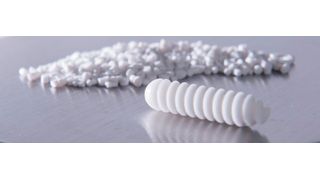 Vom Granulat zum Implantat: Evonik entwickelt Polymere im Hinblick auf gewünschte Anwendungseigenschaften. Medizinproduktehersteller fertigen daraus Implantate wie beispielsweise Schrauben. (Evonik)