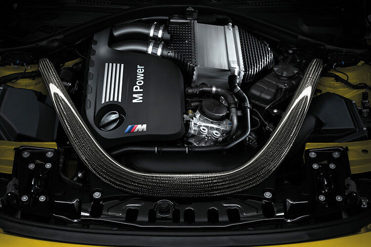 Neu unter der Motorhaube ist der Turbomotor, der aus sechs Zylindern 317 kW/431 PS holt. Das Drehmoment beträgt 550 Newtonmeter und liegt ab 1.850 Umdrehungen an. Handgeschaltet sprinten M3 und M4 in 4,3 Sekunden von null auf 100 km/h, die Höchstgeschwindigkeit ist bei allen Varianten auf 250 km/h elektronisch begrenzt. (Foto: BMW)