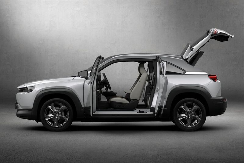 Der MX-30 hat sich einiges vom Elektro-Vorreiter BMW i3 abgeschaut. So etwa setzt auch Mazda im Fond auf hinten angeschlagene Türen (Preis First-Edition: 33.990 Euro). (Mazda)