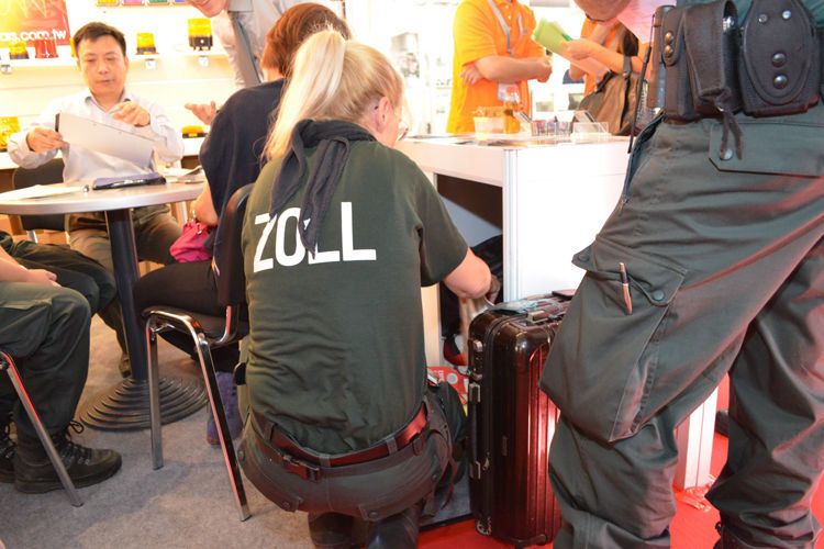 Mit insgesamt rund 35 Mitarbeitern ist der Zoll auf der Automechanika präsent. (Seyerlein / »kfz-betrieb«)