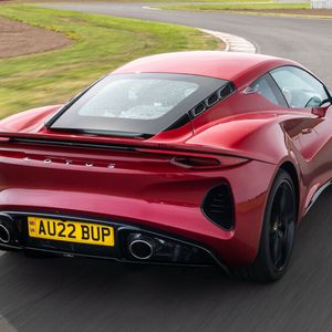 Der Emira verschlingt Kehre um Kehre, stürmt über die Kuppen und jagt über die wenigen Geraden und der Fahrer wird zum Nimmersatt. (Bild:  Jarowan Power/Lotus)