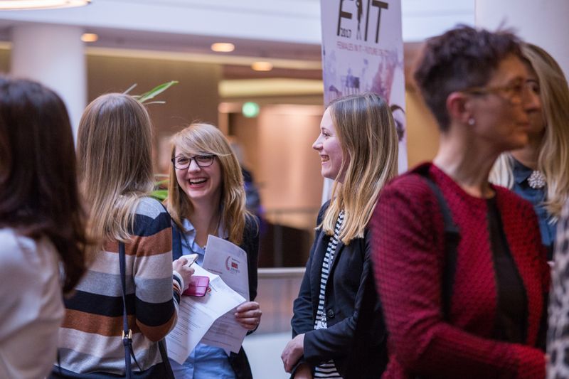Reges Netzwerken war vor allem in den Pausen angesagt. (Bild: Vogel IT-Akademie)