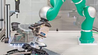 Bild 1: Eine Software des Fraunhofer-IPA für feinfühlige Montagevorgänge ermöglicht die wirtschaftliche Automatisierung bisher manuell ausgeführter Prozesse. (Fraunhofer-IPA/Rainer Bez)