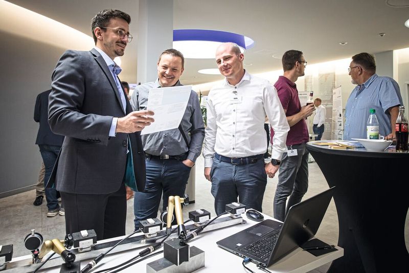 Die Gespräche an den Ständen der Expo waren ebenso angeregt wie die Fragerunden im Rahmen der Konferenz. (Bild: VCG/Stefan Bausewein)