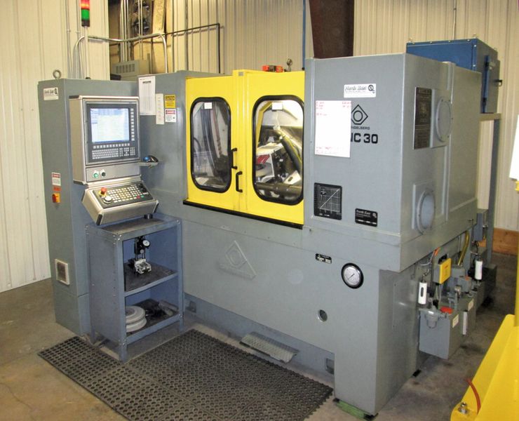 Bild 1:  Ein CNC-Modernisierungspaket verlängert die Lebensdauer dieser Wälzfräser-Schärfmaschine; gleichzeitig verbessert es die Leistungsfähigkeit. (Bild: NUM)