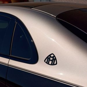 Das Maybach-Emblem findet sich unter anderem an der C-Säule.(Bild:  Mercedes)