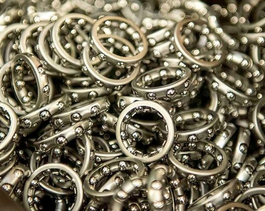 Wälzlagersysteme und -komponenten (hier im Bild) herzustellen ist eine Spezialität von MPT Präzisionsteile aus Mittweida. Leider haben die herrschenden Probleme am Standort Deutschland nun zur Insolvenz geführt ...(Bild:  MPT Präzisionsteile)