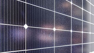 Meyer Burger stellt Hochleistungsphotovoltaikzellen und -module her und verbindet dazu innovative Spitzentechnologie mit Tradition. (Bild: Siemens)