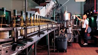 Bei Produktions- und Montageanwendungen, wie bei diesem System in einer Weinkellerei, müssen Sortiersystem und Ablauf der Inspektion synchronisiert werden. (Bild: National Instruments)