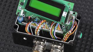 Eingeschränkte Reparaturfähigkeit: Beim ursprünglichen Design der Baugruppe erschwerten die direkt eingelöteten Stecker/Buchsen-Litzen und das starr aufgelötete Display spätere Reparaturen. (Bild: productware)