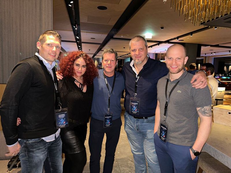 Ob diese Truppe früh ins Bett gehen wird? Besa (IT-BUSINESS) mit (v. l.) Christian Wiechert (Wortmann), Torsten Struss, Harald Beck und Daniel Thiele (Synaxon). (Bild: Vogel IT-Medien )