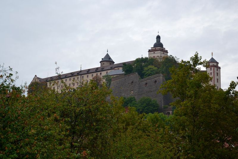 … ein echtes Würzburger Wahrzeichen vor die Kameralinse.  (Bild: Michel / »kfz-betrieb«)