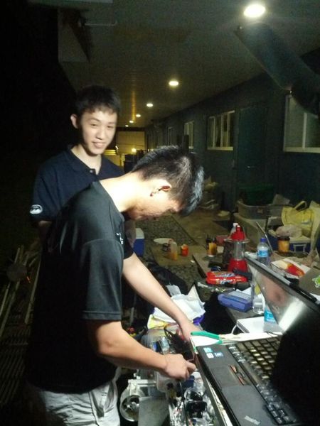 Coconut Pi: letzte Vorbereitungen für den Wettbewerb Kenny (hinten) und Tiep (Bild: Coconut-Pi-Entwickler)