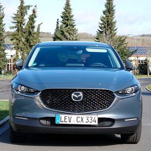 Besonders die Front mit den schmalen Scheinwerfern wirkt sportlich, ohne aggressiv zu sein.(Bild:  Rosenow/»kfz-betrieb«)