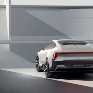 Der Innenspiegel weicht einem digitalen Bildschirm samt Weitwinkelkamera am Heck des Fahrzeugs. (Bild:  Polestar)