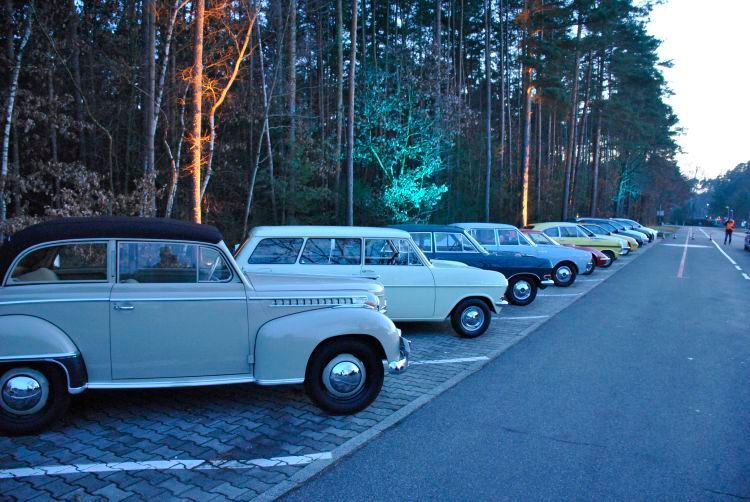 Schöne Parade: 22 Old- und Youngtimer hatte Opel auf seiner Teststrecke in Dudenhofen für eine praktische Testfahrt bei Dämmerung beziehungsweise Nacht aufgeboten – ein interessantes und aufschlussreiches Fahrerlebnis. (Dominsky)