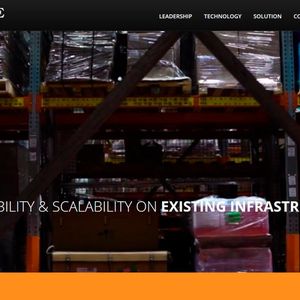 BionicHIVE hat eine automatisierte Lagerlösung auf Basis einer Flotte von synchronisierten autonomen Robotern entwickelt. Diese können in die bestehende Lagerinfrastruktur integriert werden. Die Lösung besteht aus mehreren autonomen Robotern mit 3D-Bewegungsmöglichkeiten, die die Kommissionierfläche vom Boden bis zur Decke verlängern.(Bild:  BionicHIVE)