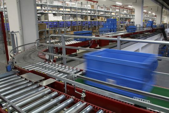 (Mithilfe der e.bootis-MDE werden die mit einem Auftrag verknüpften Transportbehälter zum richtigen Warenausgang geleitet. (Bild: e.bootis ag))