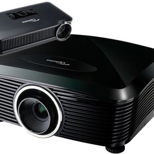 Im Unterschied zum portablen Beamer-Winzling Pico PK301 ist der EX785, der mit drei Objektiv-Versionen angeboten wird, zur Festinstallation konzipiert.