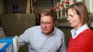 Das Forscherteam um Prof. Sergiy Antonyuk und Prof. Heidrun Steinmetz arbeitet an verfahrenstechnischen Grundlagen, um Phosphor und weitere Rohstoffe aus Abwasserströmen und Klärschlamm zu erschließen. (Bild: RPTU, Koziel)