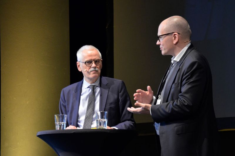 Marcus Willand von der Porsche-Tochter MHP kündigte im Gespräch mit Willi Diez an, dass bereits 2020/21 Level-5-autonome Modelle ohne Lenkrad und Pedale verfügbar sein werden. Zunächst werden sie aus seiner Sicht in Asien auf die Straße kommen, in Europa erwartet er sie ab 2025. (Bild: Seyerlein / »kfz-betrieb«)