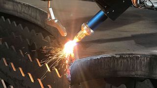 Wenn's blechtechnisch im wahrsten Sinne des Wortes „dicke“ kommt, ist Microsteps neuer Autogenrotator, wie es heißt, der durchsetzungsfähigste Problemlöser, der 3-Brenner-Systeme und roboterbasierte Anlagen in den Schatten stellt. (Microstep)