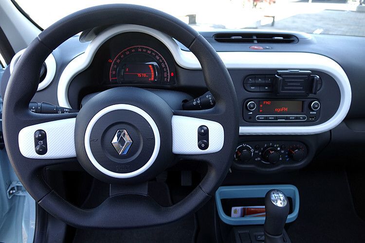 Das Cockpit dominieren runde und ovale Formen. Das große Kombiinstrument befindet sich nicht wie bei den Vorgängern zentral auf der Oberseite des Armaturenträgers, sondern direkt im Blickfeld des Fahrers. (Foto: Thomas Günnel)