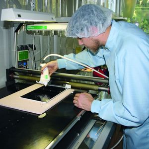 Damian Kreuzeder, Techniker bei TDComponents, führt vor, wie eine neue Folie auf das Display geklebt wird.