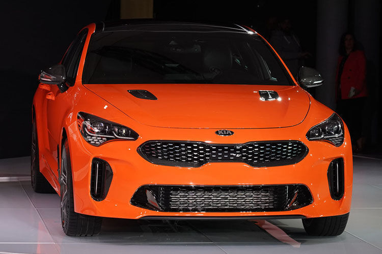 Das auf 800 Stück limitierte Sondermodell Kia Stinger GTS fällt auf dem Messestand mit seiner orangenen Unilackierung auf. (autoshowny.com)