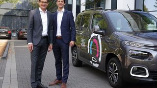 Clemens Spiegelhalder (li.), Direktor von „Free2MoveLease“ und Produktmanager Marc Pohl. (Bild: PSA)
