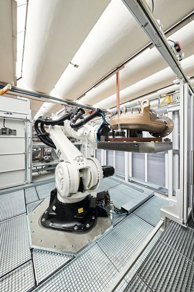 Über die Rüststation werden die auf Paletten aufgespannten Teile dem Palmaster zugeführt. Der Roboter KR Titan nimmt sie entgegen und reicht sie in das Bearbeitungszentrum weiter. (Bild: Kuka)