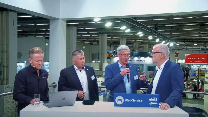 Diskussionsrunde mit Philipp Sternberg (Fabucar, l.) zum Thema E-Car-Service in Kfz-Werkstätten mit ZDK-Vorstandsmitglied Jeffrey Kilian (2. v. l.), ZDK-Geschäftsführer Werner Steber (3. v. l.) und Lars Kopka (BGHM, r.) (Bild: »kfz-betrieb«)