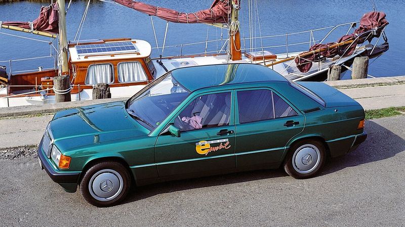 Auf der Insel Rügen lief von 1992 bis 1996 auch ein Mercedes 190 mit Elektroantrieb im Rahmen eines Großversuchs. Als Energiespeicher wurden vor allem Natrium-Nickelchlorid- und Natrium-Schwefel-Hochenergiebatterien erprobt, die eine deutlich höhere Energiedichte aufweisen als die klassische Bleibatterie. Die Arbeitstemperatur beider Systeme liegt allerdings bei etwa 300 Grad Celsius. (Bild: Mercedes-Benz)