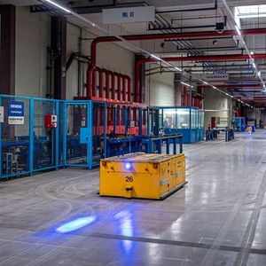 Nicht völlig, aber zum Teil autonom werden die Teile bzw. Gitterboxen durch das Zentrallager transportiert. Im Bild ein Roboterwagen auf Leerfahrt.(Bild:  Mercedes-Benz Heritage GmbH)