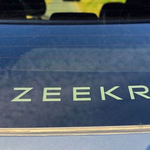 Der selbstbewusste Zeekr-Schriftzug ist in der Heckscheibe platziert.(Bild:  Mauritz – VCG)