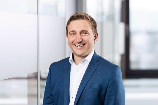 Tobias Scheffel, Vertriebsingenieur, H. P. Kaysser GmbH + Co. KG: «Kleine Blechteile in mittleren Serien bis 10 000 Stück müssen wir ebenso kalkulieren wie Baugruppen mit 300 bis 400 Teilen oder komplette Maschinen.»(Bild:  Janine Kyofsky)