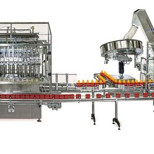Den sicheren Transport der Behälter entlang der Abfülllinie gewährleistet das hauseigene Ratilight-Puck-System. Dabei befinden sich die Gefäße in kleinen Modulen, so genannten Pucks, die das Behältnis von unten umschließen und somit ein Umfallen und Verschütten des Mediums nahezu unmöglich machen.  (Bild:  RATIONATOR Maschinenbau GmbH)
