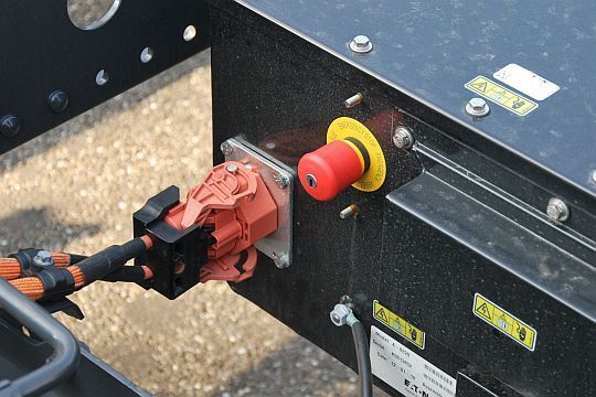 Sicherheitsvorschriften: Hybrid-Lkw müssen einen von außen zugänglichen, abschließbaren Not-Aus-Schalter besitzen. (Archiv: Vogel Business Media)