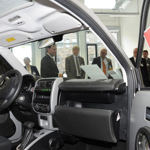 Im Lernlabor des Fraunhofer-IFAM stehen ein für Schulungszwecke präpariertes Elektroauto sowie das erforderliche Spezialwerkzeug zur Verfügung.
