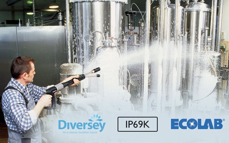 Bild 1: Beim Reinigungsvorgang in der Lebensmittel-Industrie gehören aggressive Reiniger zum Alltag (Bild: Phoenix Contact)